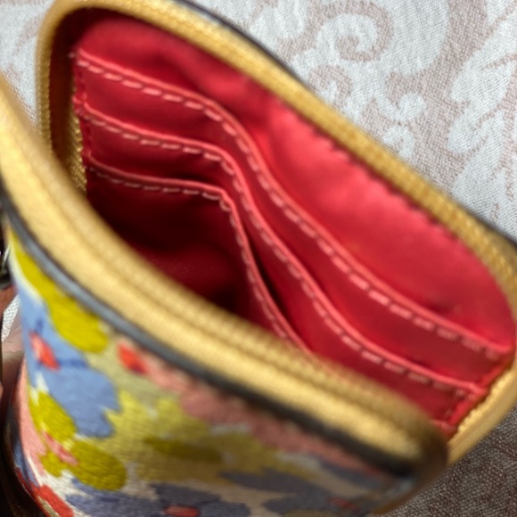 Authentic Coach Peyton Floral Vertical Wristlet - Picture 12 of 12